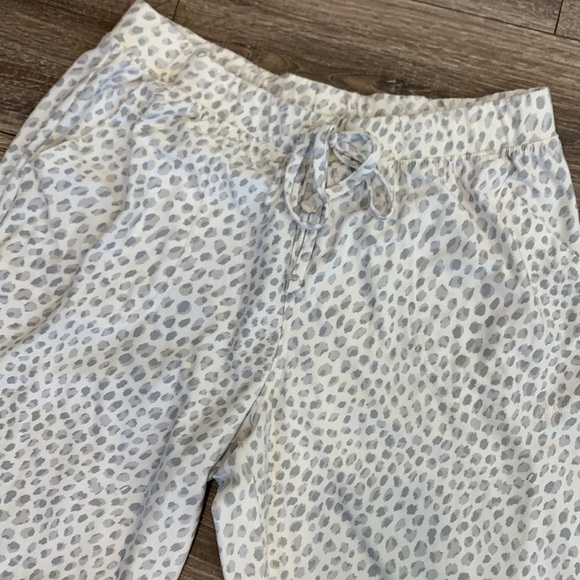 Women’s Pants - Picture 2 of 3